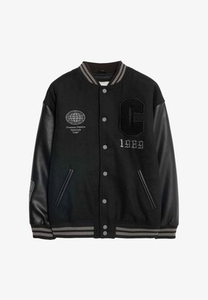 Chaqueta universitaria negra con cuerpo de lana y mangas de cuero. Incluye puños acanalados grises, cierre de botones, parche con la letra "C" y detalles bordados.