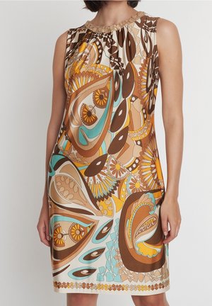 Sukienka bez rękawów z wielokolorowym, abstrakcyjnym kwiatowym i geometrycznym wzorem w brązowych, pomarańczowych, żółtych i turkusowych odcieniach.