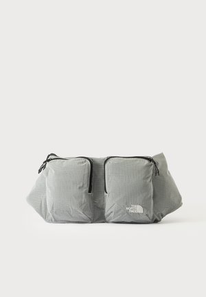 Ανοιχτό γκρι τσάντα μέσης The North Face με δύο μπροστινές τσέπες με φερμουάρ και διακριτικό σχέδιο πλέξης στο ύφασμα.