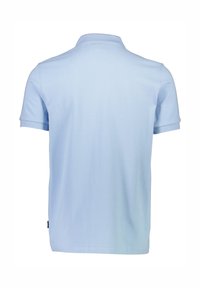 Polo shirt azzurro chiaro a maniche corte con colletto piatto e tessuto texturizzato. Presenta una vestibilità dritta e un'etichetta piccola sul lato.