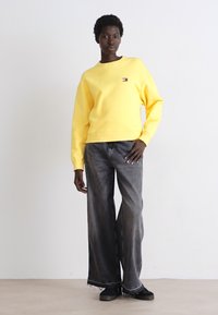 Tommy Jeans BADGE CREW - Felpa - yellow dahlia