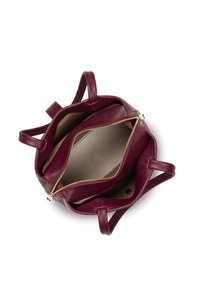 Sac à main en cuir bordeaux avec une texture lisse et une fermeture éclair dorée. L'intérieur spacieux présente une doublure marron clair et plusieurs compartiments.
