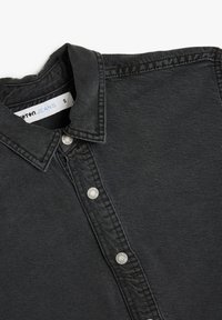 Sorte denimskjorte med knap-ned krave, sølvknapper og tekstureret stof. Størrelsesmærket angiver, at den er en lille.