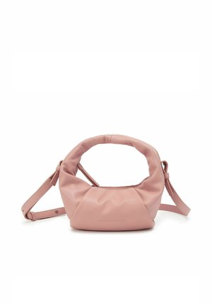 Weiche rosa Handtasche mit abgerundetem oberen Griff und verstellbarem Schultergurt aus glattem Leder, vor weißem Hintergrund liegend.