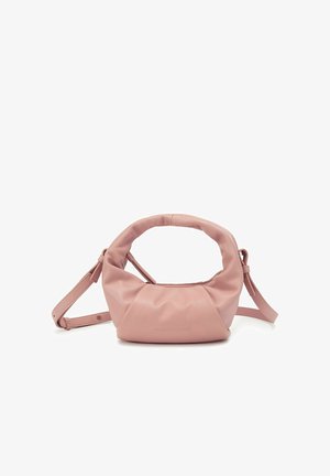 Bolso de mano rosa suave con asa superior redondeada y correa ajustable para el hombro, hecho de cuero liso, apoyado contra un fondo blanco.