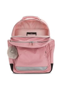 Zaino in nylon rosa con tasca frontale con zip, dettagli in argento e portachiavi con pompon di pelliccia. L'interno presenta un'area per etichette e una fodera morbida.