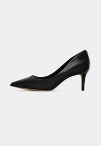 Décolleté nera in pelle con tacco alto, punta affilata, e texture liscia. Presenta un design minimalista e un discreto accento dorato.