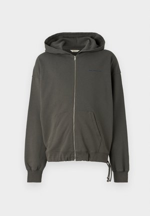 Tummanharmaa fleece-materiaalia oleva vetoketjuhuppari, jossa on etutasku, nyörihelma ja huomaamaton brändäys vasemmassa rinnassa.