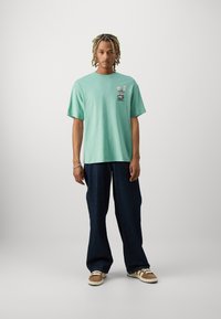 Jack & Jones JORYAMADERA TEE CREW NECK UNISEX - Trükipildiga T-särk - crème de menthe