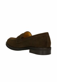 Chaussure mocassin pour homme en daim brun avec talon bas empilé et détail de bride à monnaie, vue de côté extérieur sur fond blanc.