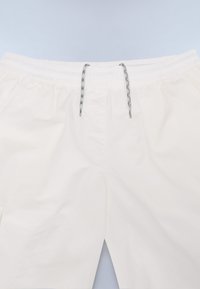 Weiße Schwimmshorts mit einem elastischen Taillenbund und blau-weißem Kordelzug. Glatte Textur, seitliche Taschen und gerader Schnitt.