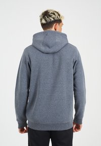 Felpa grigia con cappuccio e coulisse. Presenta polsini e orlo a coste. Tessuto morbido, progettata per un abbigliamento casual.