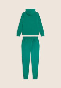 Sudadera verde con capucha, manga larga y bajo acanalado. Pantalones jogger verdes a juego con cintura elástica y puños.
