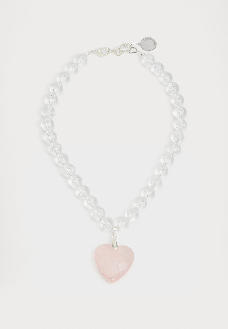 Karoliai, kuriame yra skaidrūs apvalūs karoliukai, sidabrinė furnitūra ir rožinė širdies formos pakabukas su facetuotu paviršiumi.