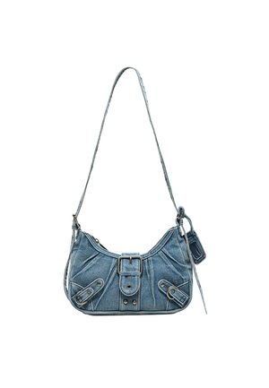 Petit sac à épaule en jean avec boucle avant, deux sangles décoratives et une longue bandoulière réglable sur fond blanc.