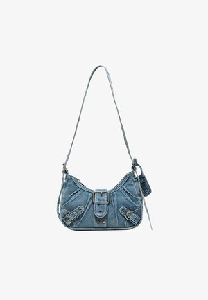 Petit sac à épaule en jean avec boucle avant, deux sangles décoratives et une longue bandoulière réglable sur fond blanc.