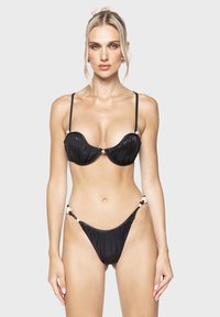 Zwarte bikini set met een textuurontwerp. Bevat een strapless top met ronde cups en verstelbare strikjes aan de zijkanten van de slip.