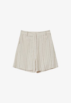 Pantaloni corti beige caratterizzati da righe verticali, una vestibilità su misura, due tasche frontali e una texture liscia.