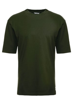 Mørkegrøn bomulds T-shirt med korte ærmer og rund halsudskæring med et lille mærke nær nederste kant på hvid baggrund.