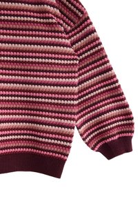 Strickpullover mit einem mehrfarbigen Streifenmuster in den Farbtönen Rosa, Bordeaux und Creme. Mit gerippten Bündchen und Saum.