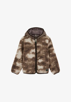 Veste en polaire avec un motif marron et blanc, portée sur un sweat à capuche blanc et un pantalon de jogging gris clair, assortie à des baskets grises. Texture lisse.