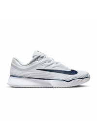 Weiße Sportschuhe mit einem strukturierten Obermaterial aus Stoff, navyfarbenem Swoosh-Detail, leichtem Design und einer gepolsterten Sohle für Unterstützung.