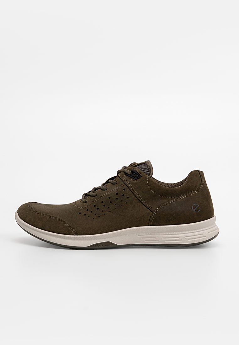Zapatillas de ante marrón con diseño perforado en los laterales, suela acolchada y suela exterior de color gris claro en contraste. Cuenta con cierre de cordones y acento de logo.