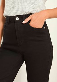 Lipsy Kavbojke na trapez - black