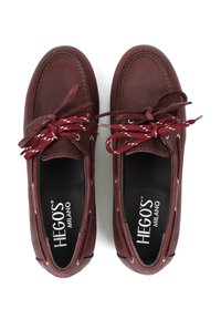 Burgundowe skórzane mokasyny z teksturowym wykończeniem, okrągłym noskiem i kontrastującymi bordo sznurówkami. Posiadają złote oczka i miękkie czarne wkładki.