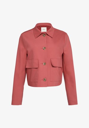 Koraalroze jack, gestructureerd ontwerp, met een kraag, twee voorzakken en messing knopen. Gemaakt van een gladde stof.