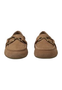 Mocasines de ante en tono marrón con un acento de metal dorado y puntera redondeada. El diseño incluye un borde cosido y una textura suave y lisa.