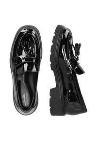 Schwarze Lacklederslipper mit glänzender Oberfläche, ausgestattet mit einer dekorativen Quaste und einer stabilen Gummisohle für zusätzlichen Halt.