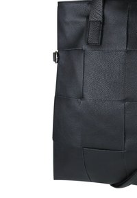 Zwarte lederen tote bag met een getextureerd ontwerp, rechthoekige vorm en verstelbare riem. Voorzien van een zijvak voor extra opbergruimte.