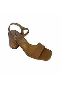 Sandal con tacco a blocco in pelle color cuoio, con due ampie cinghie sulla parte anteriore del piede, cinturino alla caviglia con fibbia in oro e design a punta quadrata.