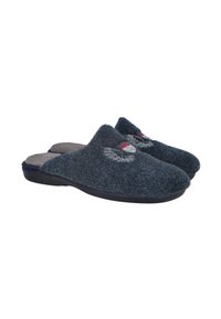 Un par de pantuflas de felpa de color gris oscuro, tipo slip-on, con suelas suaves y un crestón bordado en rojo y blanco en la parte superior, aisladas sobre un fondo blanco.