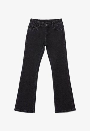 Črne razširjene jeans hlače iz denim tkanine z visokim pasom, dvema sprednjima žepoma in okrasnimi zakovicami na levem žepu.