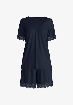 Marineblauw pyjama-set gemaakt van zachte stof met een V-halslijn afgewerkt met kant en korte mouwen, vergezeld van bijpassende korte broek met kanten accenten.