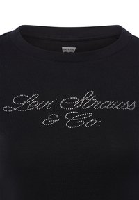 Czarna bawełniana koszulka z prążkowanym okrągłym dekoltem i srebrnymi ozdobami z kryształków w formie napisu "Levi Strauss & Co." z przodu.