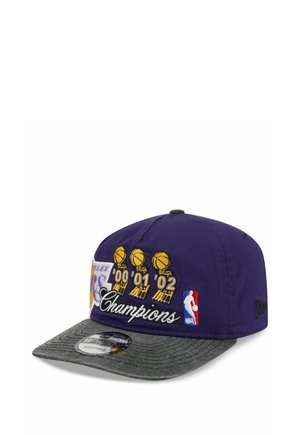 Lila-graue Los Angeles Lakers Cap mit gestickten NBA-Trophäen, die die Meisterschaften in den Jahren 2000, 2001 und 2002 zeigen.