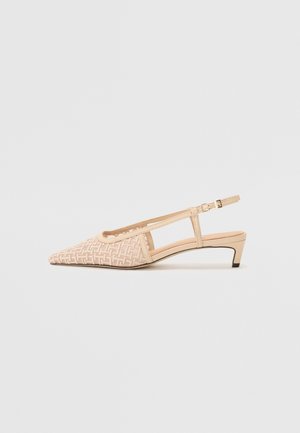 Chaussure slingback beige à bout pointu avec un petit talon kitten bas et un motif géométrique sur la tige, sur un fond clair uni.