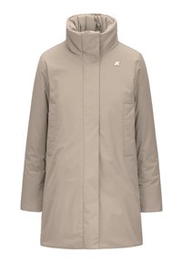 Beżowy pikowany płaszcz z wysokim kołnierzem, dwoma przednimi kieszeniami, prostym krojem i małym logo jako akcentem. Gładka faktura i minimalistyczny design.