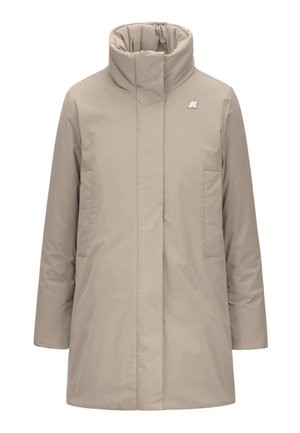 Cappotto imbottito beige con collo alto, due tasche frontali, taglio dritto e piccolo logo decorativo. Tessuto liscio e design minimalista.