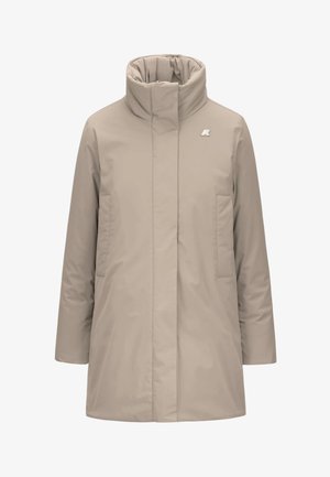 Beżowy pikowany płaszcz z wysokim kołnierzem, dwoma przednimi kieszeniami, prostym krojem i małym logo jako akcentem. Gładka faktura i minimalistyczny design.