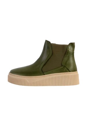 Bottine en cuir vert avec des côtés élastiqués, une semelle crème texturée et un dessus lisse. Notable pour son design moderne sans lacets.