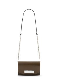 Brun læder crossover taske med et struktureret design, sølvhardware og en kæderekke. Har en glat tekstur og en klaplukning.