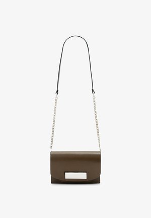 Borsa a tracolla in pelle marrone con un design strutturato, hardware in argento e tracolla a catena. Presenta una superficie liscia e una chiusura a pattina.