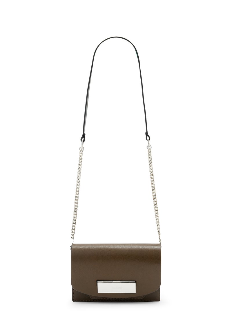 Brun læder crossover taske med et struktureret design, sølvhardware og en kæderekke. Har en glat tekstur og en klaplukning.