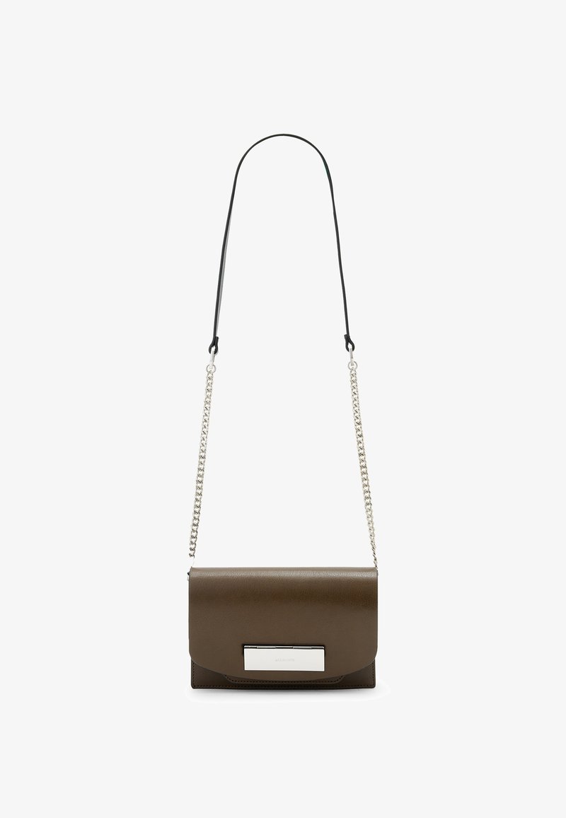 Brun læder crossover taske med et struktureret design, sølvhardware og en kæderekke. Har en glat tekstur og en klaplukning.