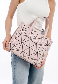 Rosa geometrische Handtasche aus synthetischem Leder mit schwarzen dreieckigen Mustern. Verfügt über Doppelgriffe und ein geräumiges Design.