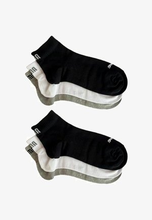 Drei Paar Socken: eine schwarze, eine weiße, eine graue. Jede hat einen gerippten Bund und ein Logo-Detail an der Seite. Der Stoff scheint glatt zu sein.